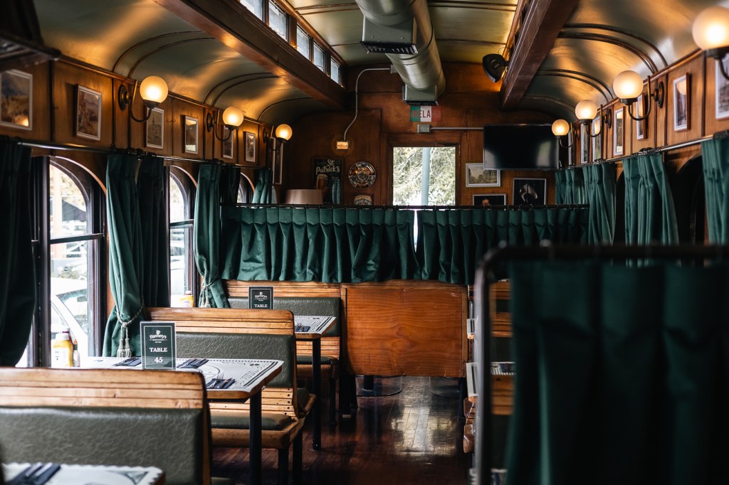 Cerveza artesanal y un vagón de tren real: Visitamos Flannery’s Train Station en Lo Barnechea